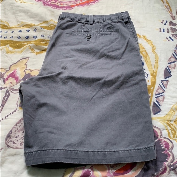 Men’s Izod Grey Chino Shorts - Picture 2 of 6
